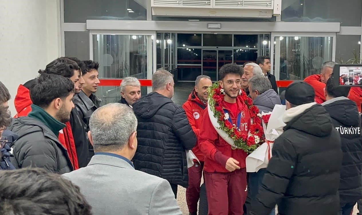 Milli sporcu Furkan Akar çiçeklerle karşılandı