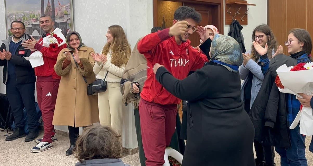 Milli sporcu Furkan Akar çiçeklerle karşılandı