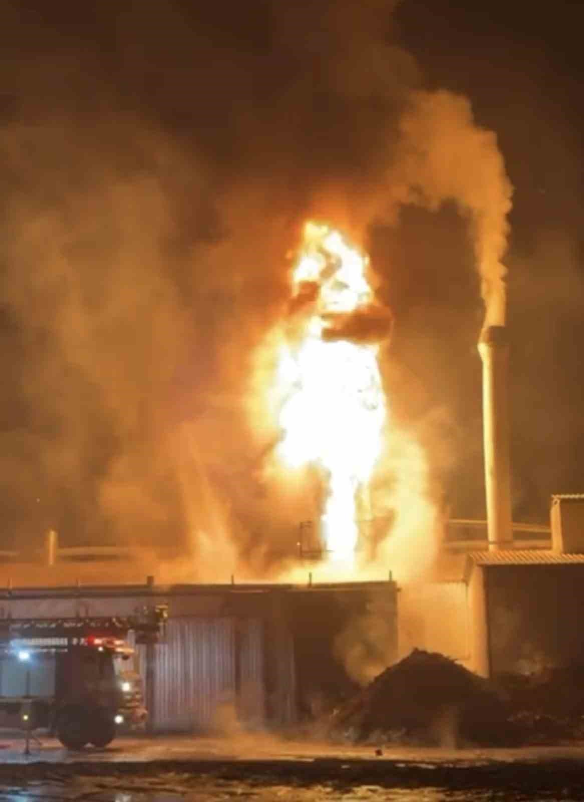 Yağ kazanı patlayan entegre tesisi alev alev yandı