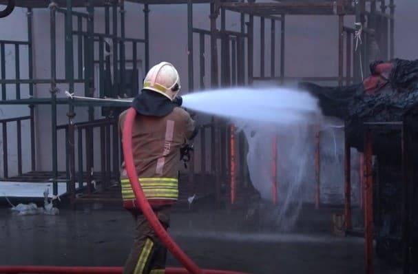 Kahramanmaraş’ta yangına müdahale eden itfaiye eri darbedildi