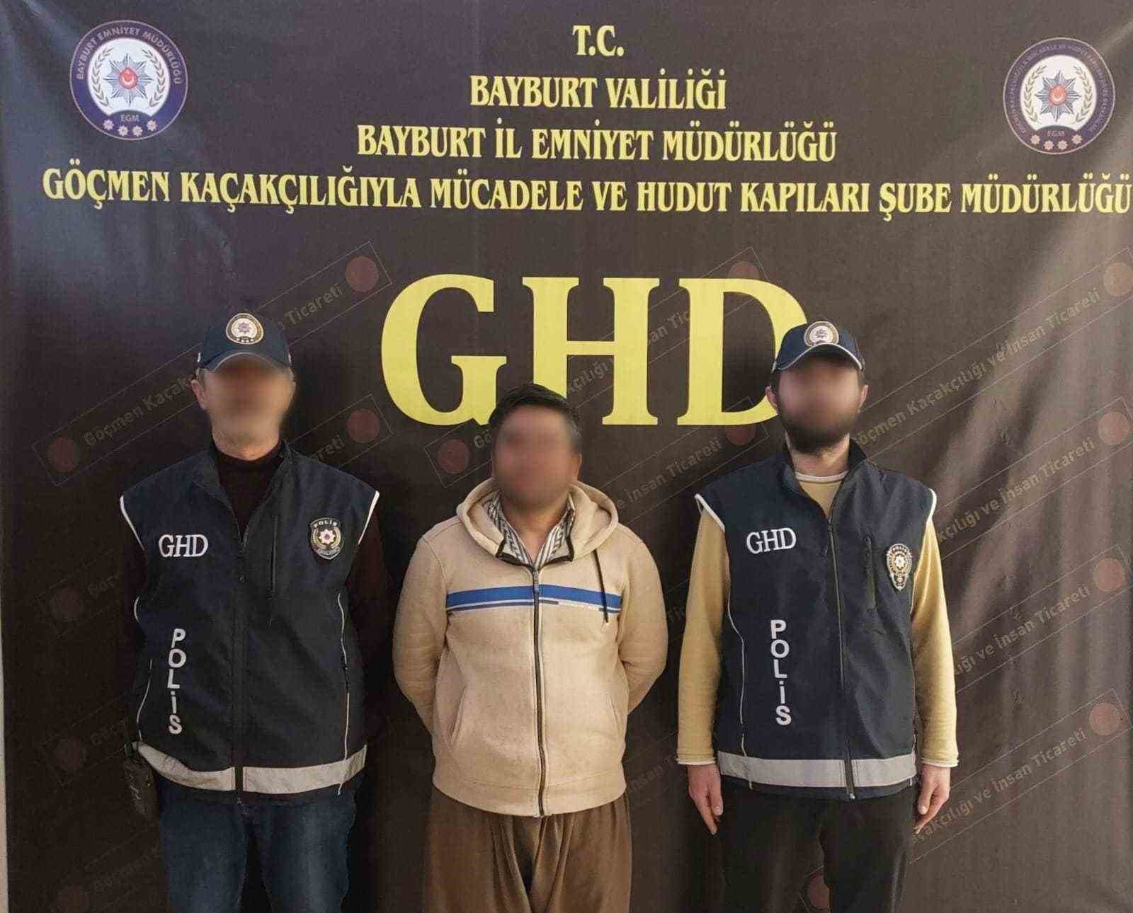 Bayburt’ta göçmen kaçakçılığı operasyonunda 5 düzensiz göçmen ile 5 şüpheli yakalandı