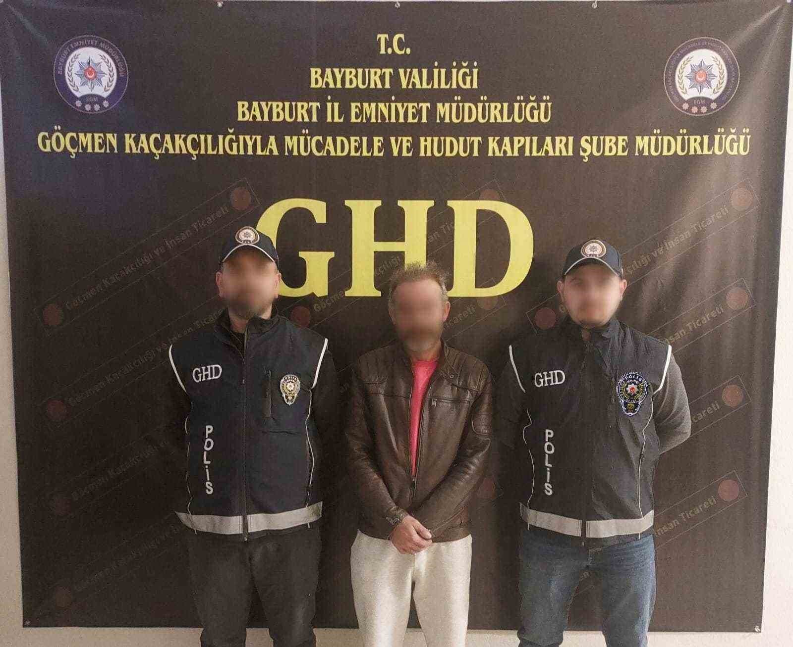 Bayburt’ta göçmen kaçakçılığı operasyonunda 5 düzensiz göçmen ile 5 şüpheli yakalandı