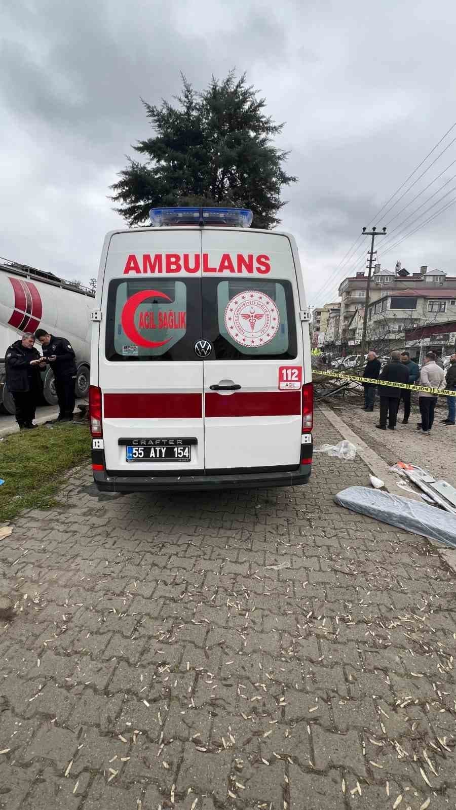 Vakaya giden ambulans kaza yaptı: 1 ölü, 3 yaralı