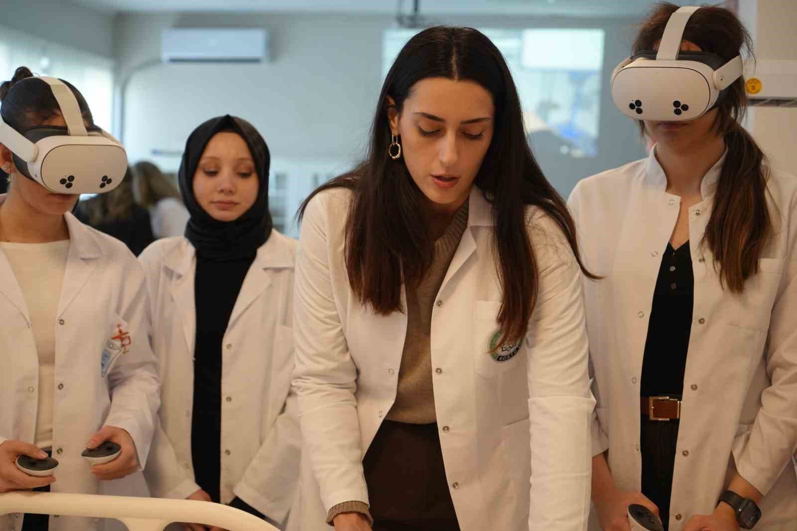 VR gözlüğü takıp damar yolunu 3 boyutlu buluyorlar