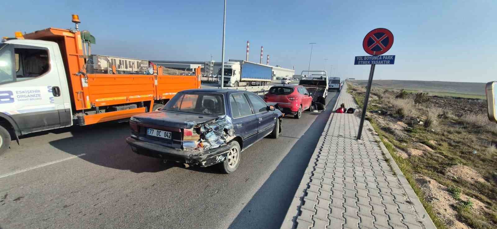 Eskişehir’de 5 aracın karıştığı zincirleme kazada 12 kişi yaralandı