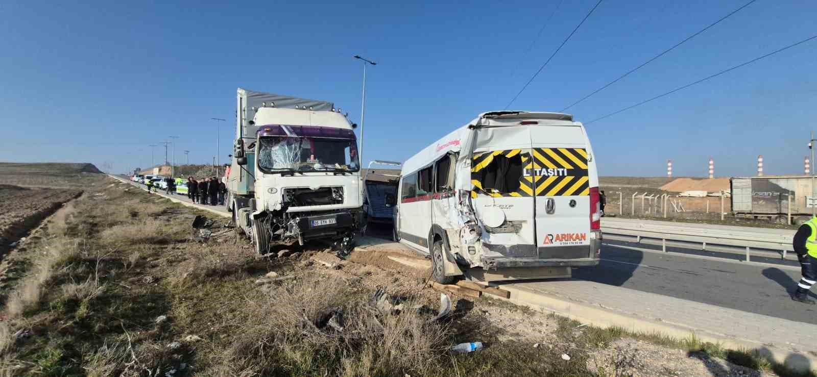 Eskişehir’de 5 aracın karıştığı zincirleme kazada 12 kişi yaralandı