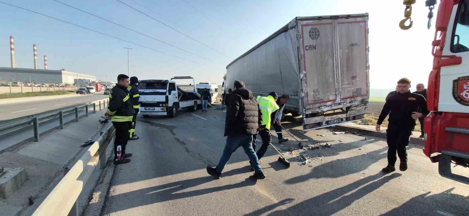 Eskişehir’de 5 aracın karıştığı zincirleme kazada 12 kişi yaralandı