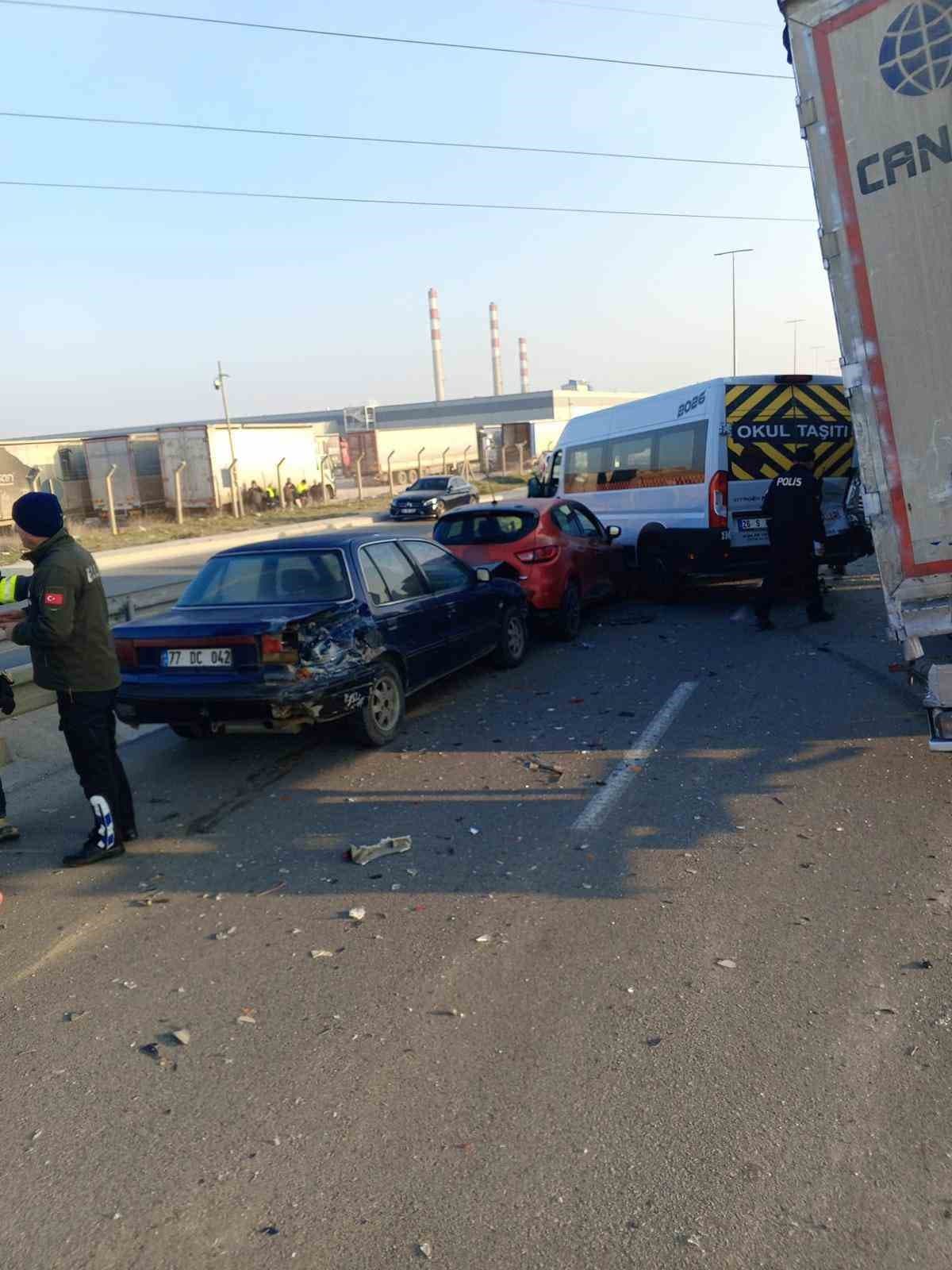 Eskişehir’de 5 aracın karıştığı zincirleme kazada 12 kişi yaralandı