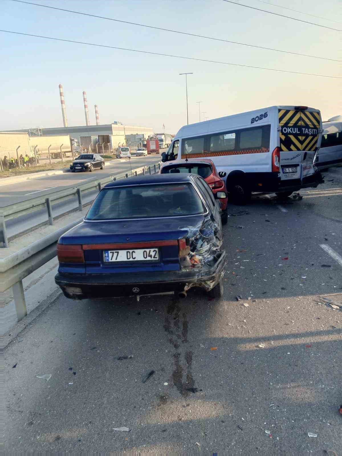 Eskişehir’de 5 aracın karıştığı zincirleme kazada 12 kişi yaralandı