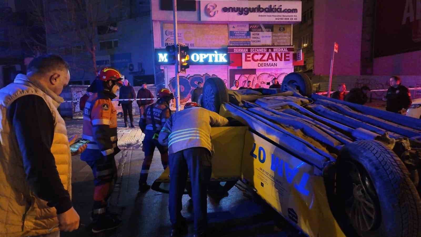 Kadıköy Rıhtım’da taksi takla attı: 2 yaralı