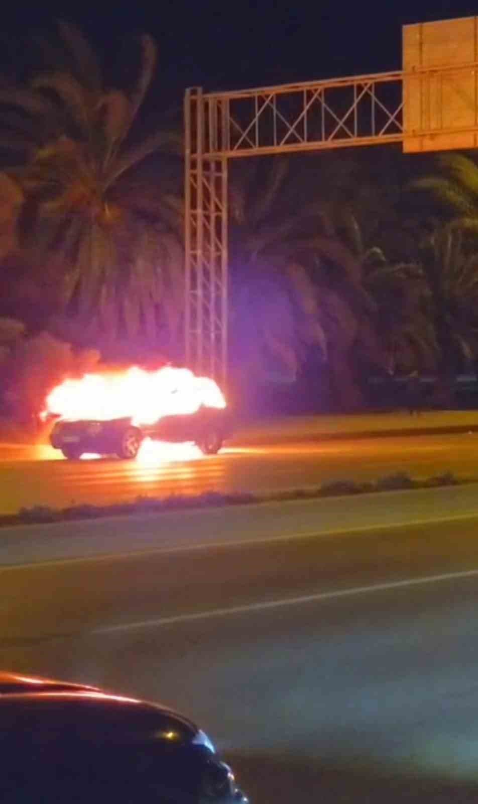 Kartal’da seyir halindeki araç alev alev yandı