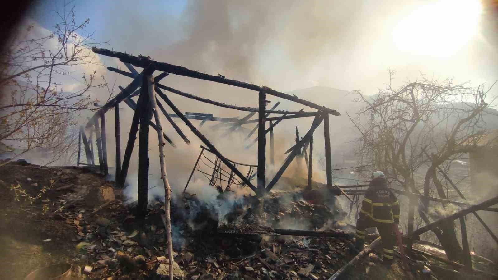 Kastamonu’da çıkan yangında samanlık kullanılamaz hale geldi