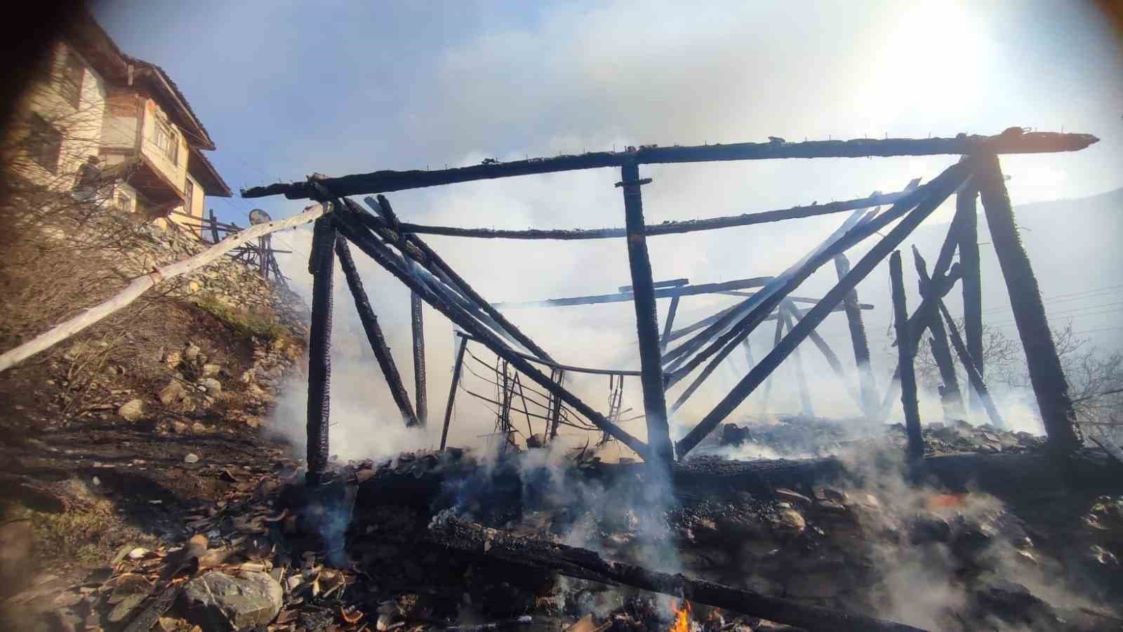 Kastamonu’da çıkan yangında samanlık kullanılamaz hale geldi