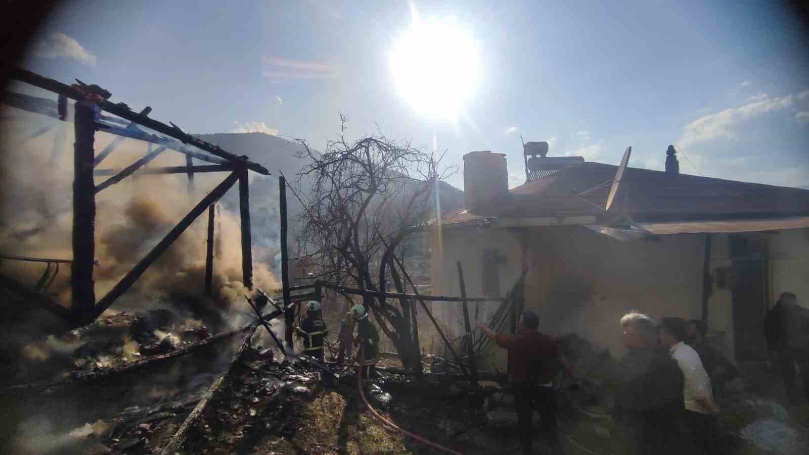 Kastamonu’da çıkan yangında samanlık kullanılamaz hale geldi