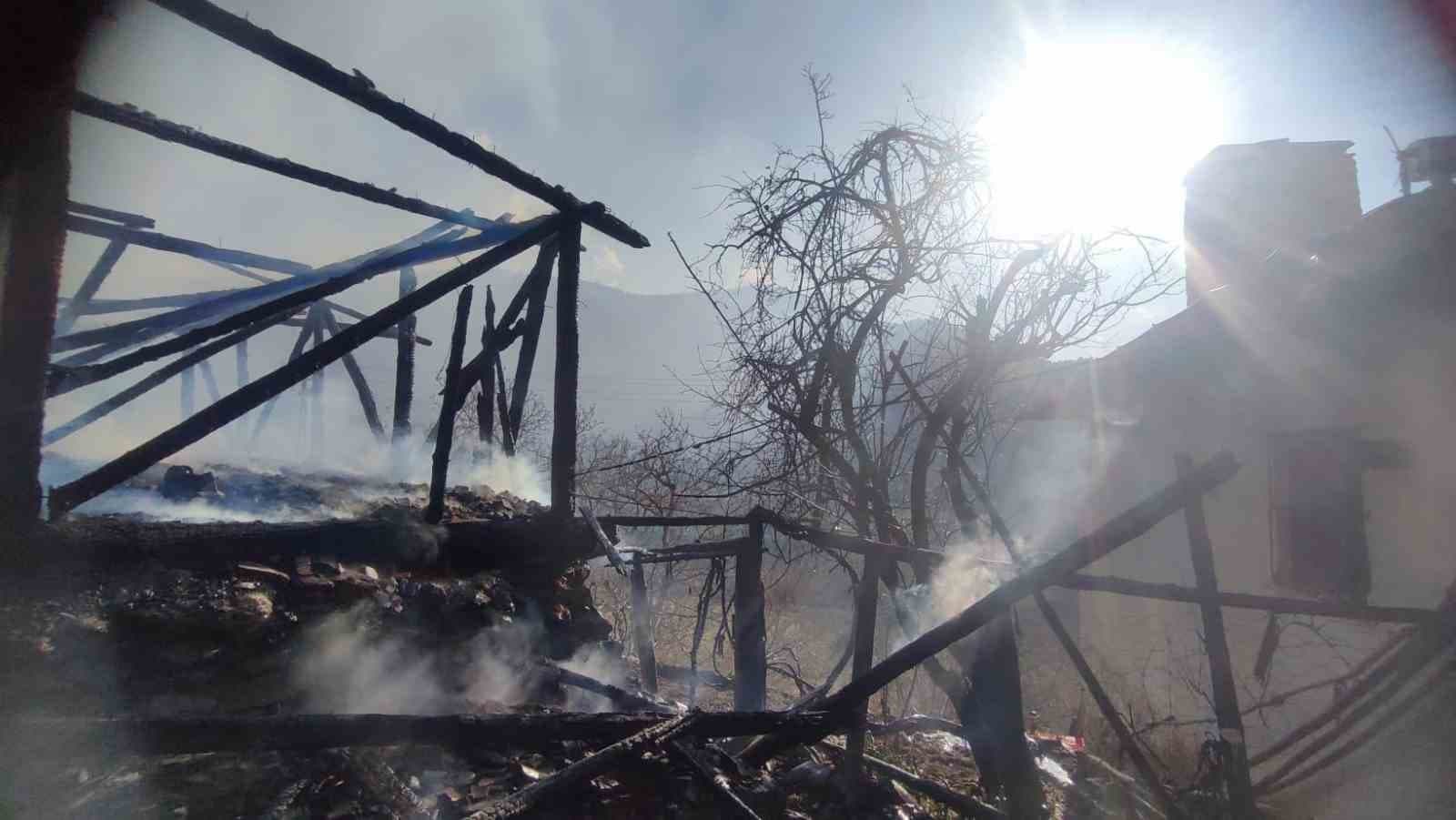 Kastamonu’da çıkan yangında samanlık kullanılamaz hale geldi