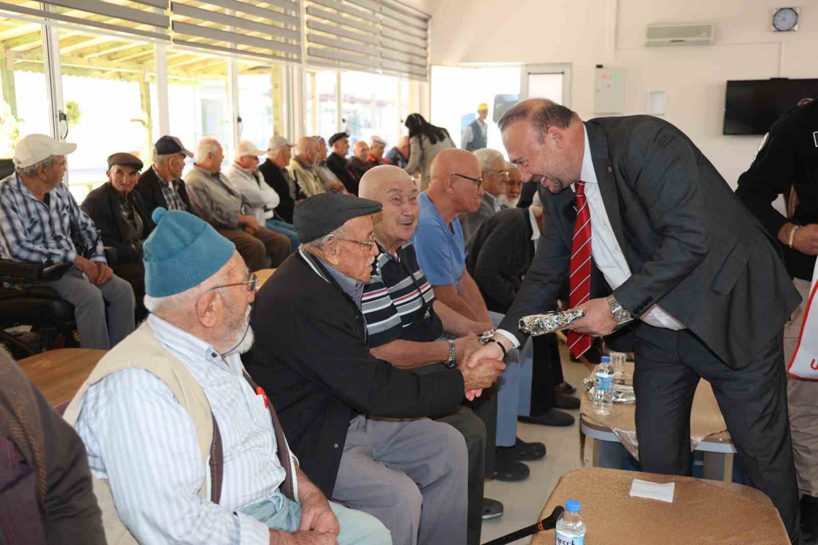 Uşak Belediyesi yaptığı sosyal yardımlar ve sağladığı desteklerle gönülleri kazanıyor