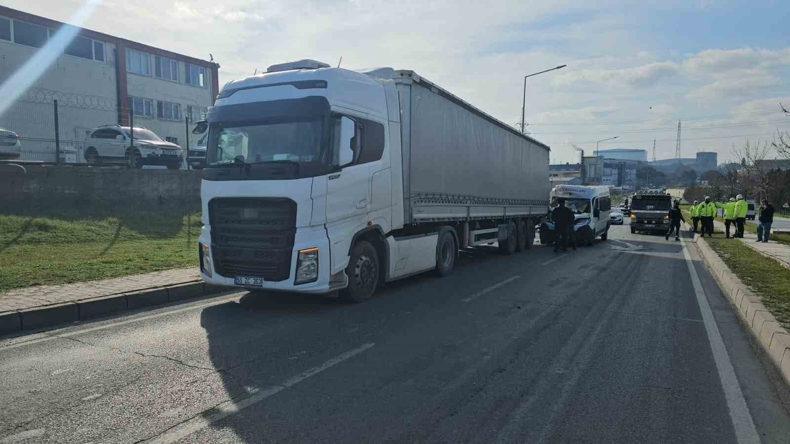 Çerkezköy’de işçi servisi tıra çarptı: 1’i ağır 4 yaralı