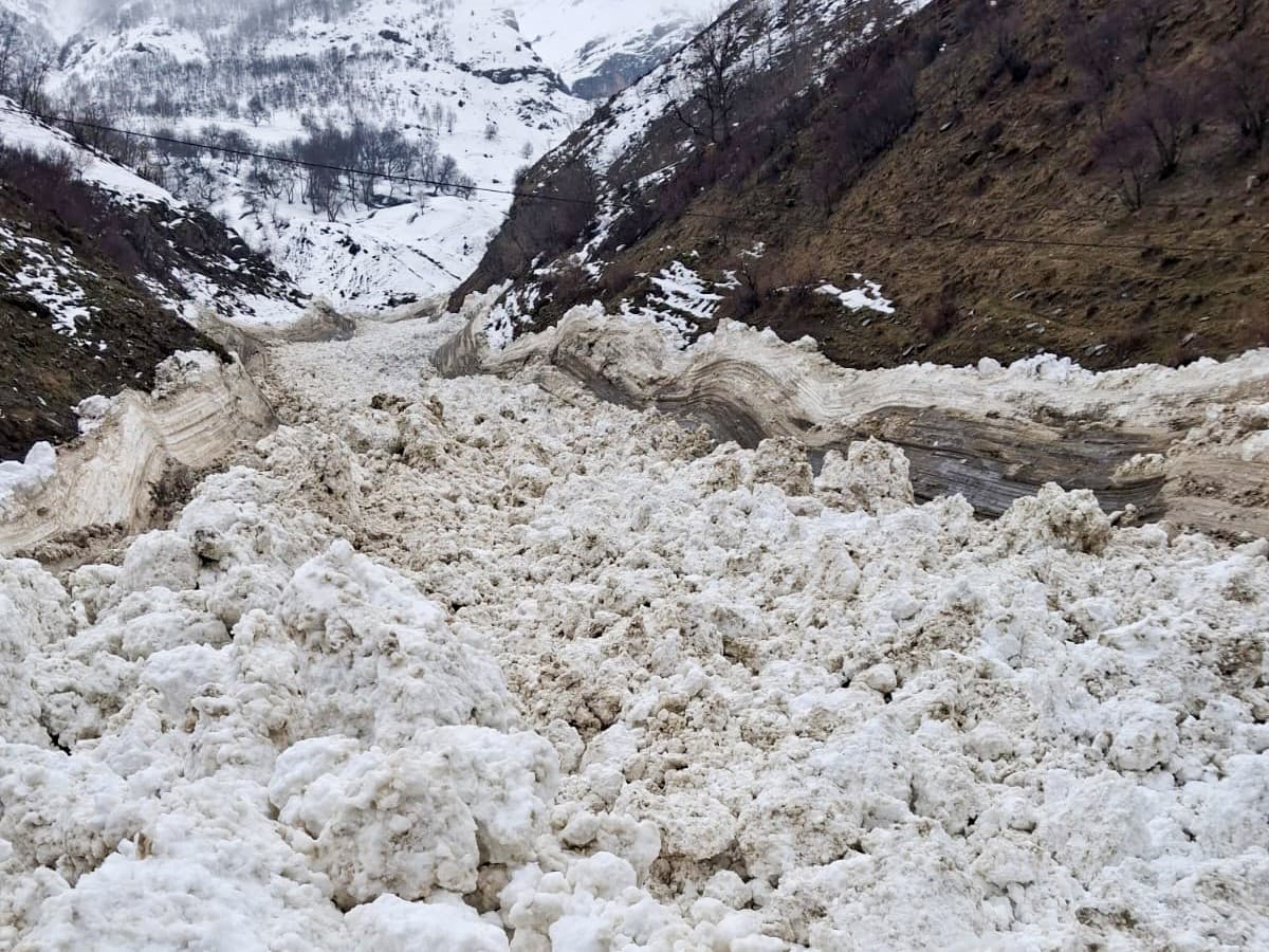 Çatak’ta çığ düştü: 1 mahalle ve 8 mezraya ulaşımı sağlanamıyor