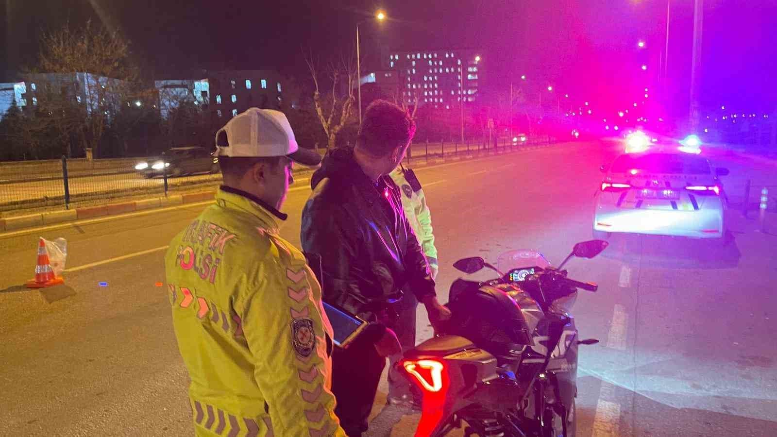 Karaman’da 43 sürücünün ehliyetine el koyulurken, 99 araç trafikten men edildi