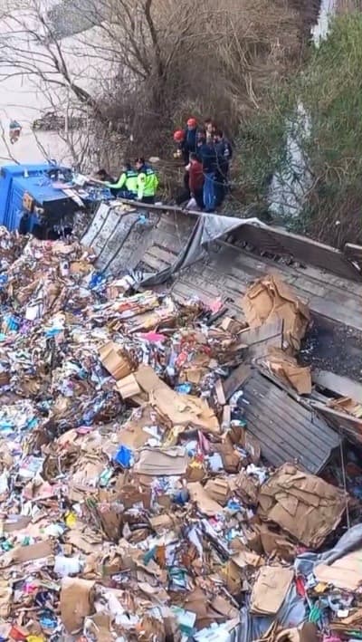 Osmaniye’de kontrolden çıkan tır çaya düştü, sürücü hayatını kaybetti