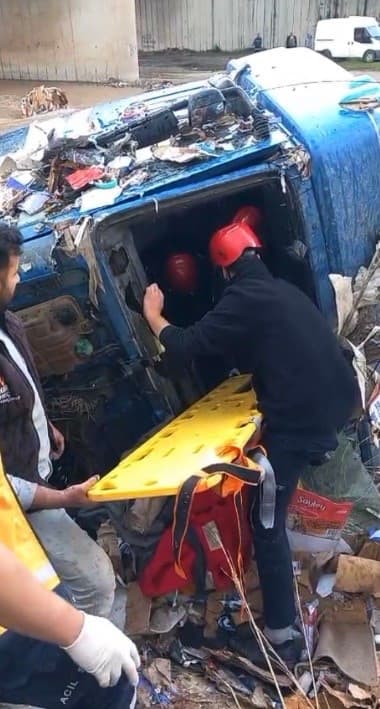 Osmaniye’de kontrolden çıkan tır çaya düştü, sürücü hayatını kaybetti