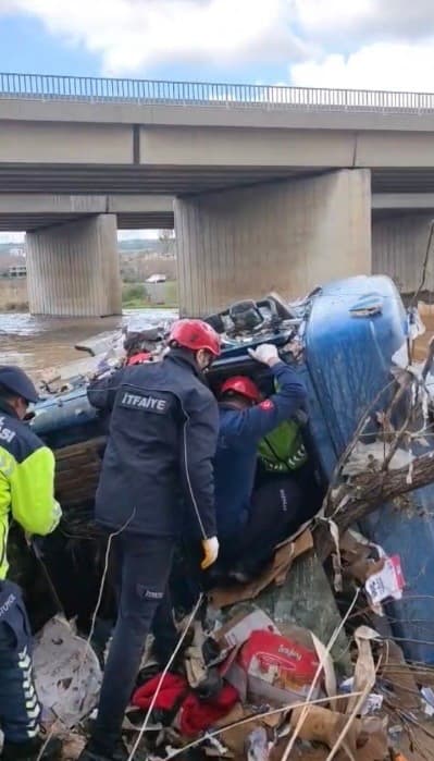 Osmaniye’de kontrolden çıkan tır çaya düştü, sürücü hayatını kaybetti