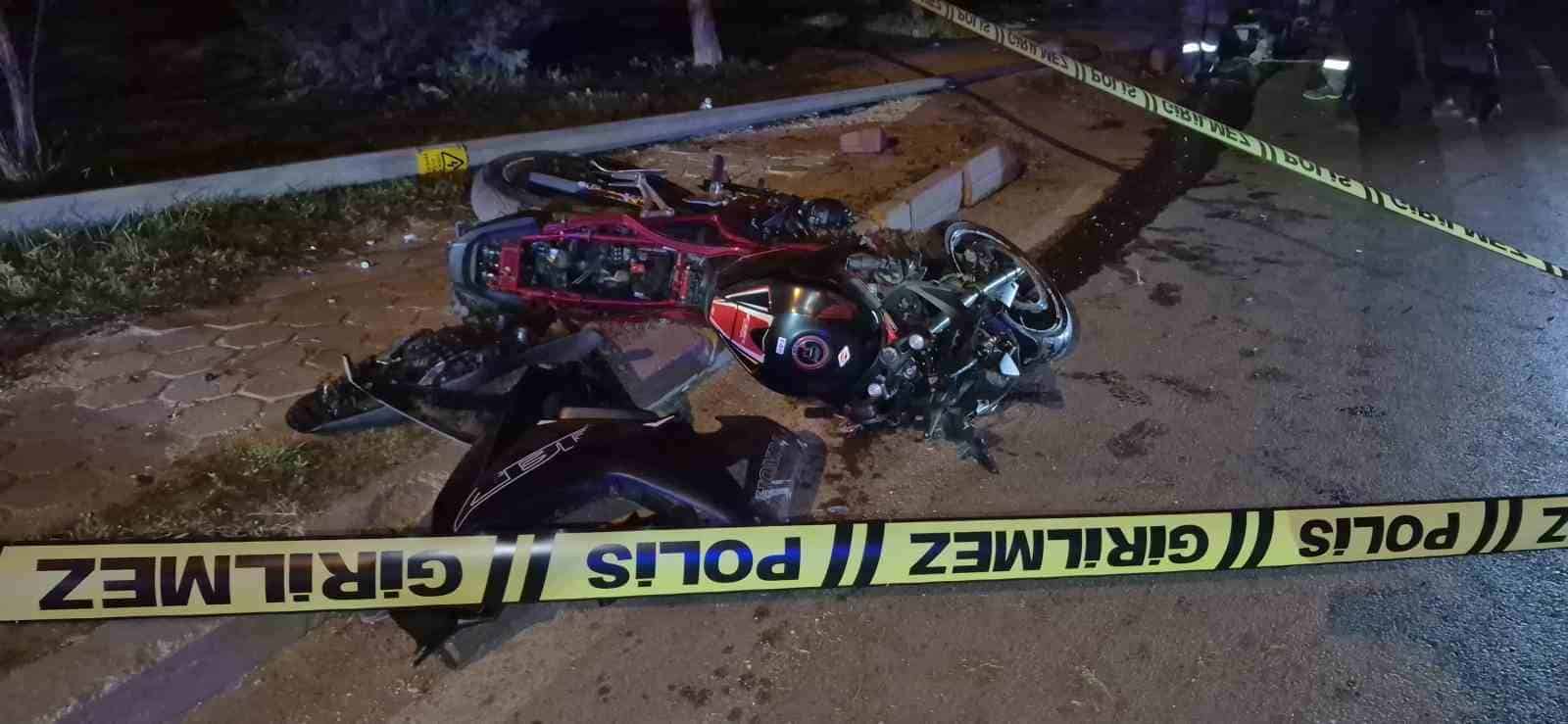 Aydınlatma direğine çarpan motosiklet sürücüsü hayatını kaybetti