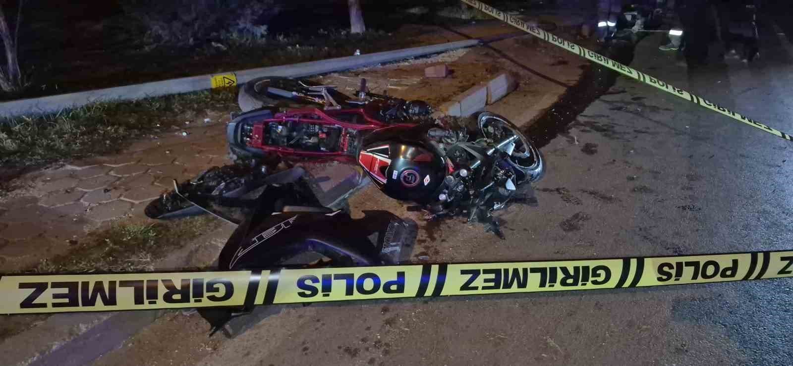 Aydınlatma direğine çarpan motosiklet sürücüsü hayatını kaybetti