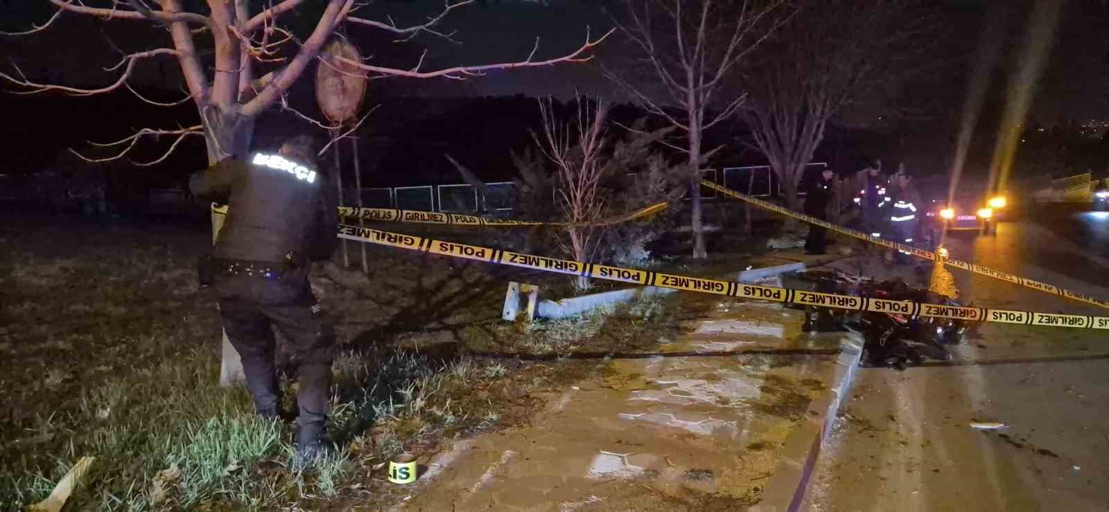 Aydınlatma direğine çarpan motosiklet sürücüsü hayatını kaybetti