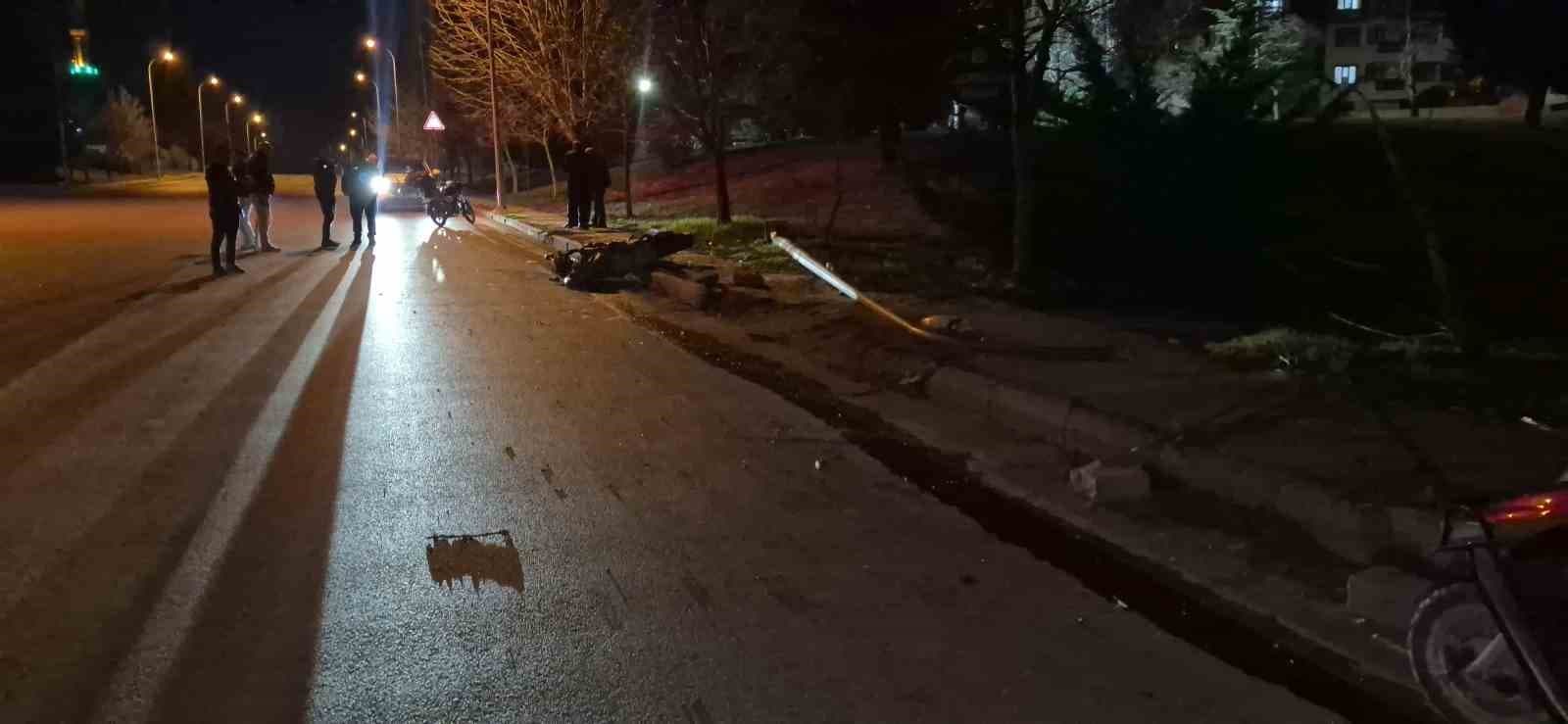 Aydınlatma direğine çarpan motosiklet sürücüsü hayatını kaybetti