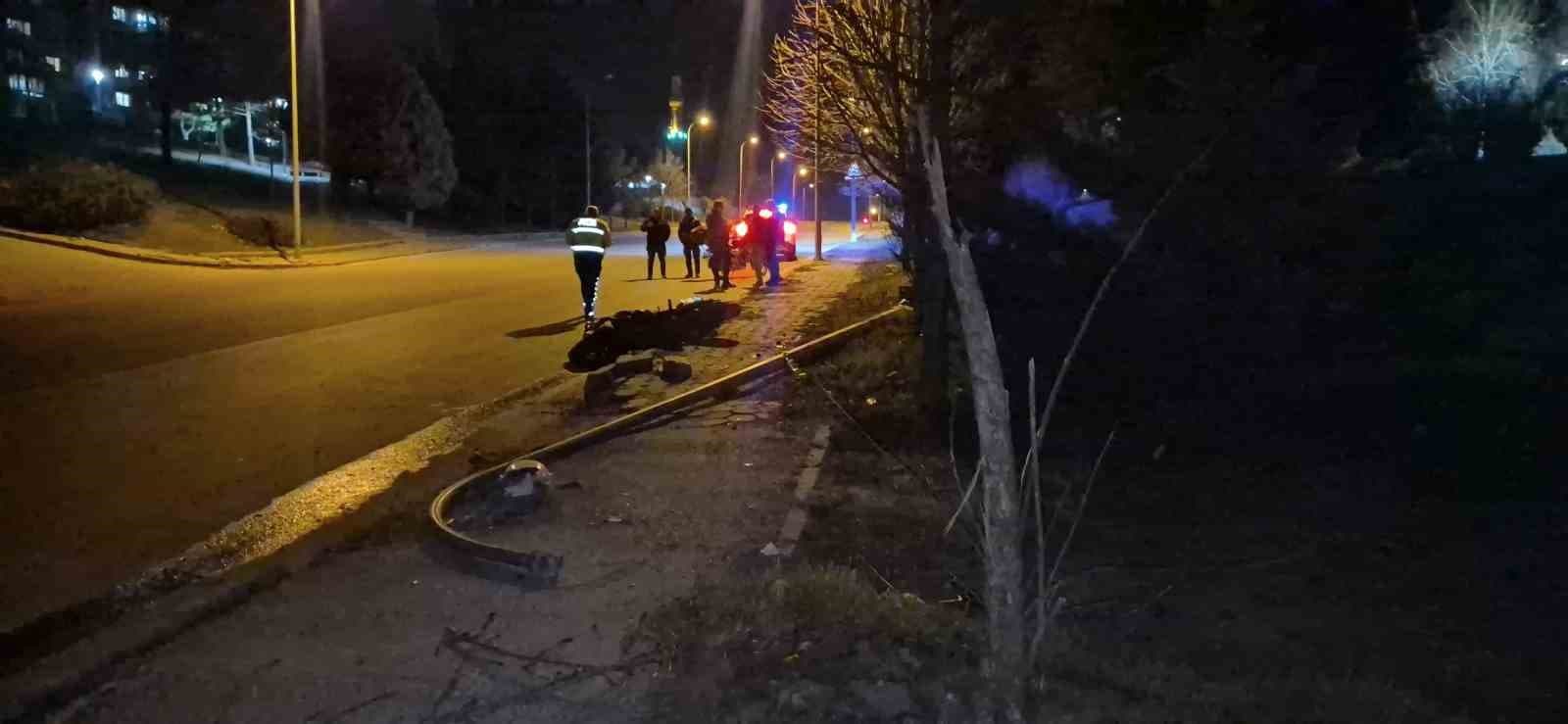 Aydınlatma direğine çarpan motosiklet sürücüsü hayatını kaybetti