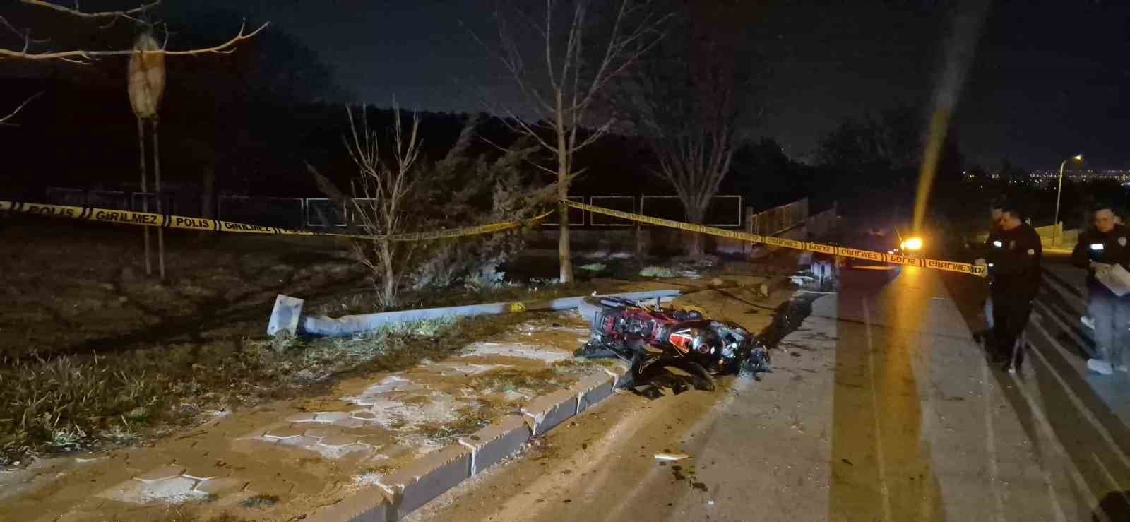 Aydınlatma direğine çarpan motosiklet sürücüsü hayatını kaybetti