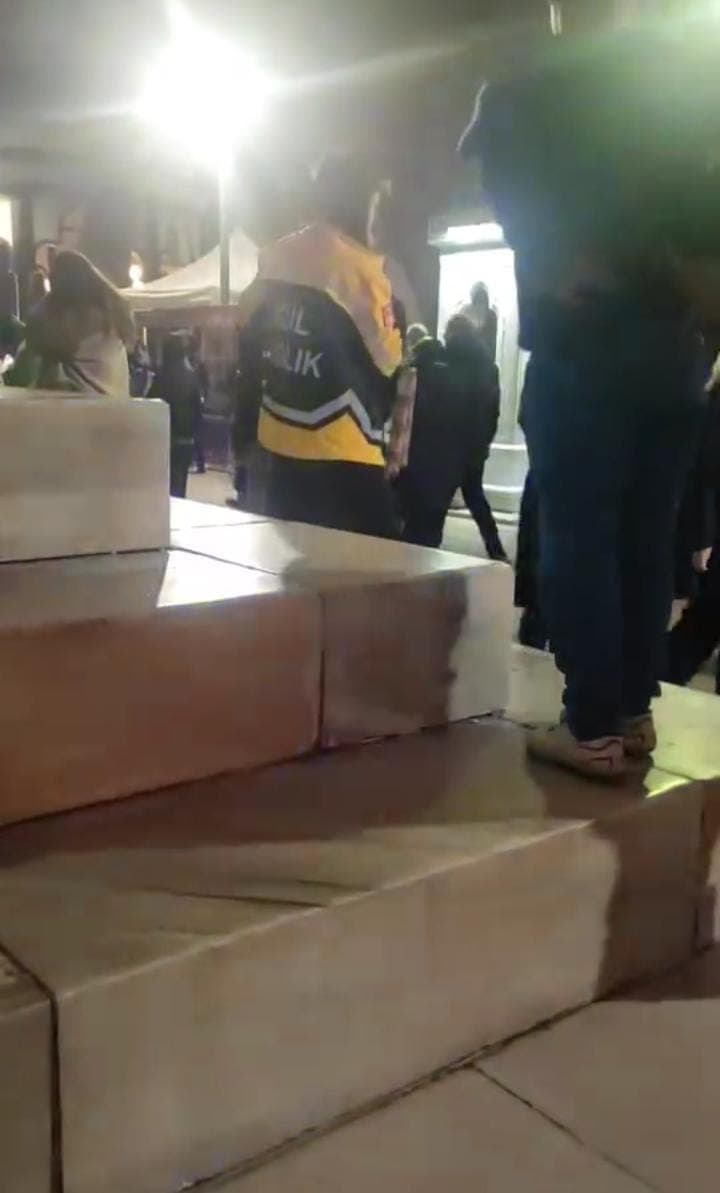 Ulu Camii’nde yoğunluk sebebiyle bir kadın baygınlık geçirdi