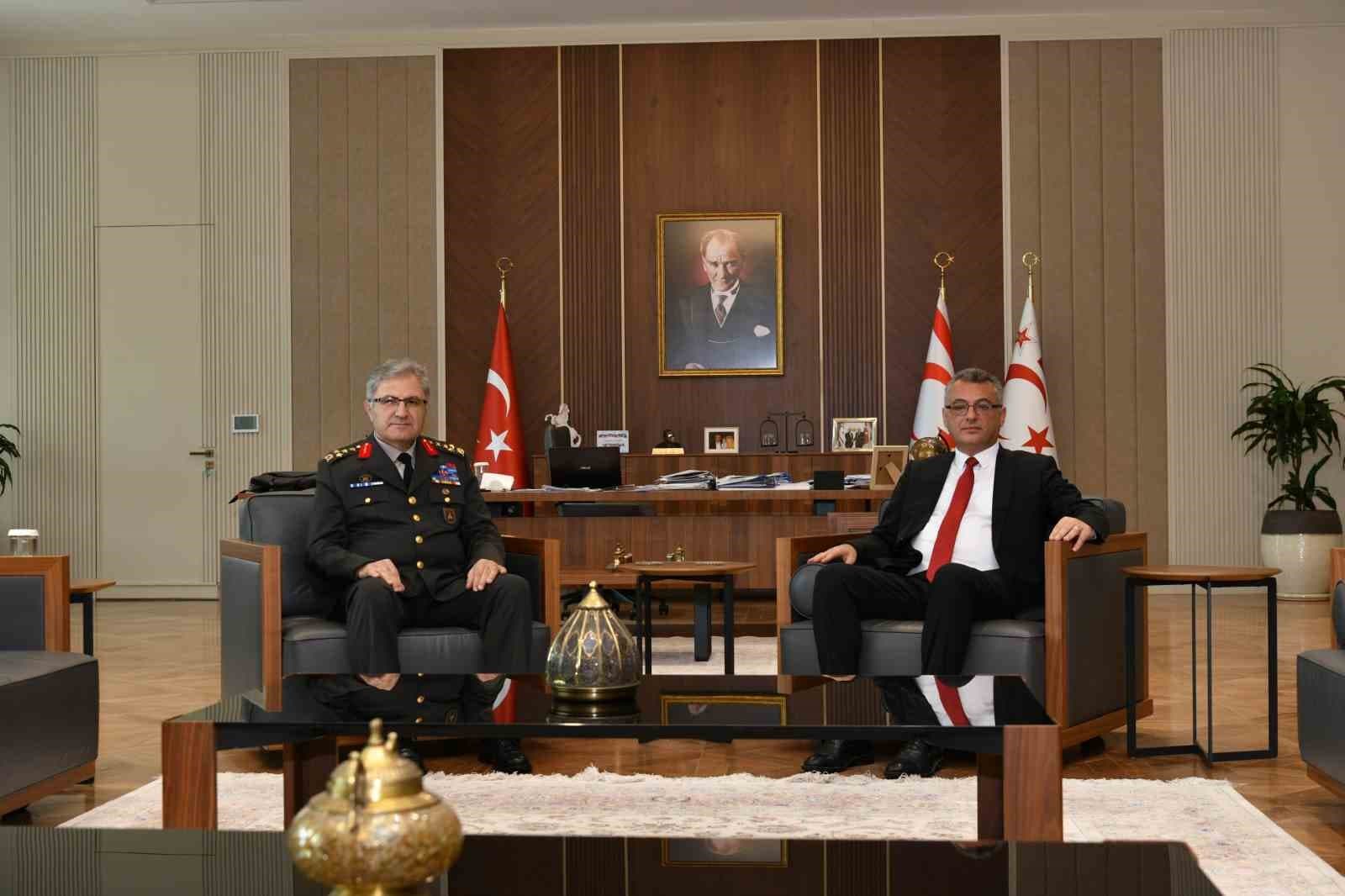 Kara Kuvvetleri Komutanı Orgeneral Tokel, Mehmetçiklerle iftarda bir araya geldi