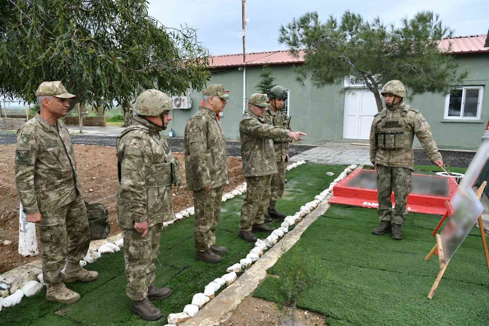 Kara Kuvvetleri Komutanı Orgeneral Tokel, Mehmetçiklerle iftarda bir araya geldi