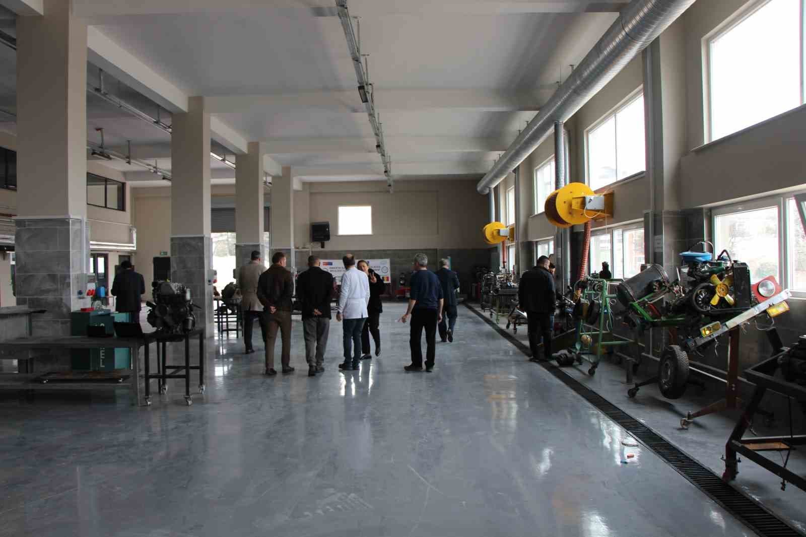 Suluova’da 40 yıllık okulun yerine mesleki eğitim üssü yapılıyor