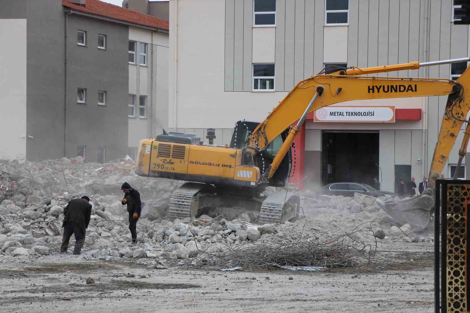 Suluova’da 40 yıllık okulun yerine mesleki eğitim üssü yapılıyor