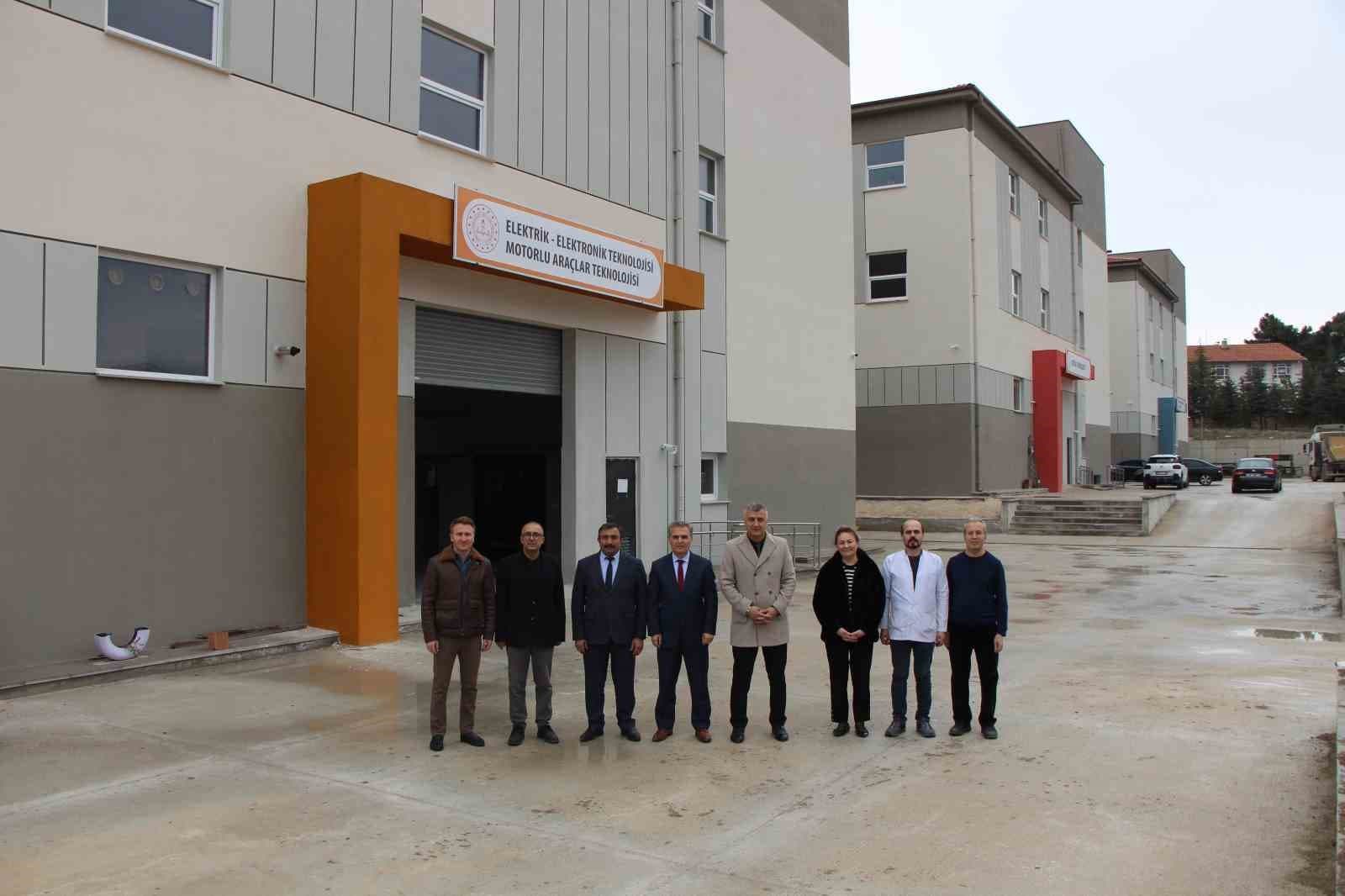 Suluova’da 40 yıllık okulun yerine mesleki eğitim üssü yapılıyor