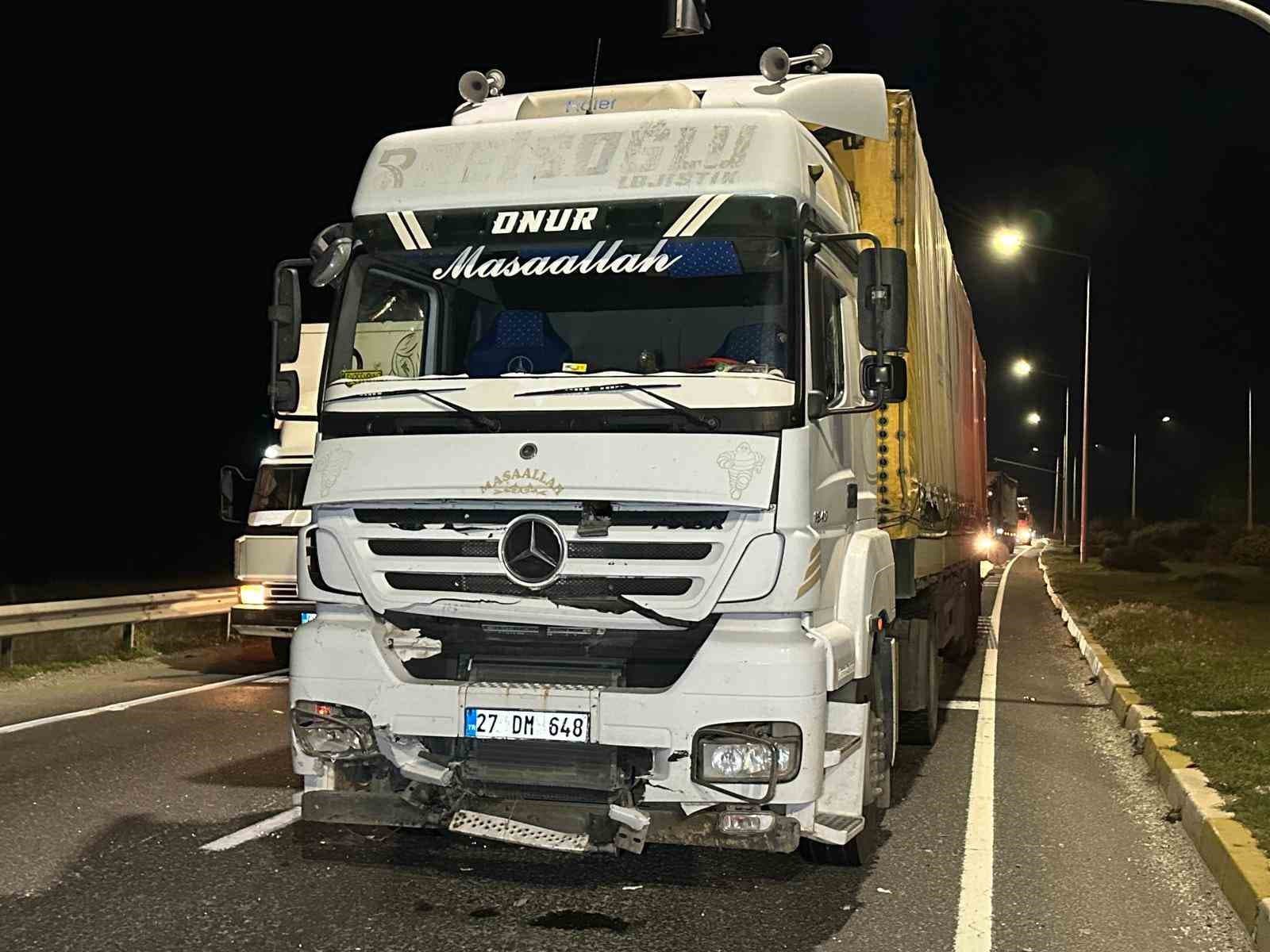 Uşak’ta tır ile otomobilin çarpışması sonucu aynı aileden 4 kişi yaralandı