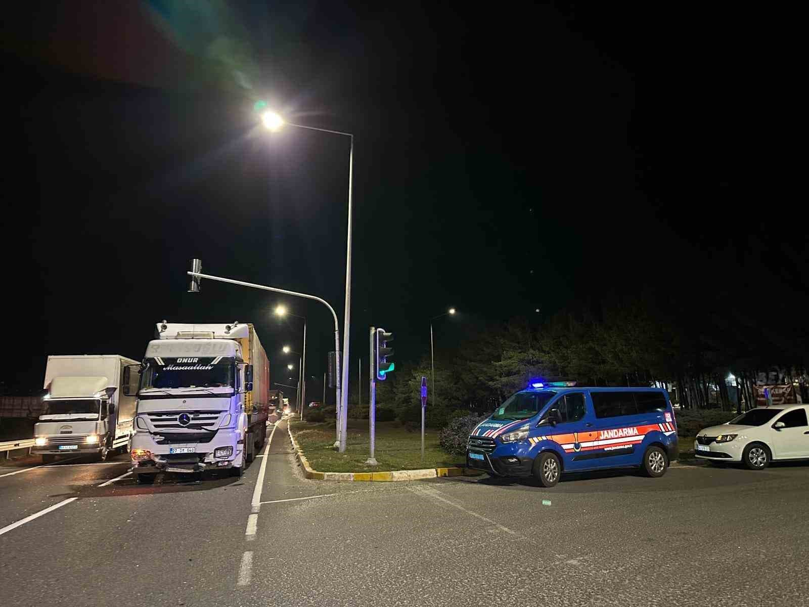 Uşak’ta tır ile otomobilin çarpışması sonucu aynı aileden 4 kişi yaralandı