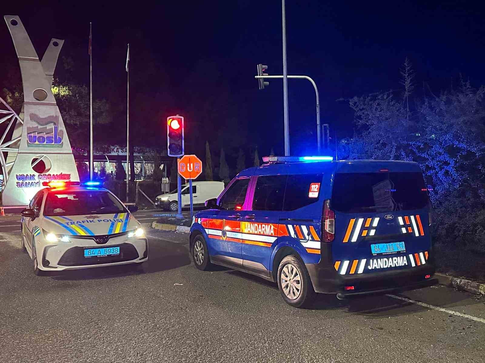 Uşak’ta tır ile otomobilin çarpışması sonucu aynı aileden 4 kişi yaralandı