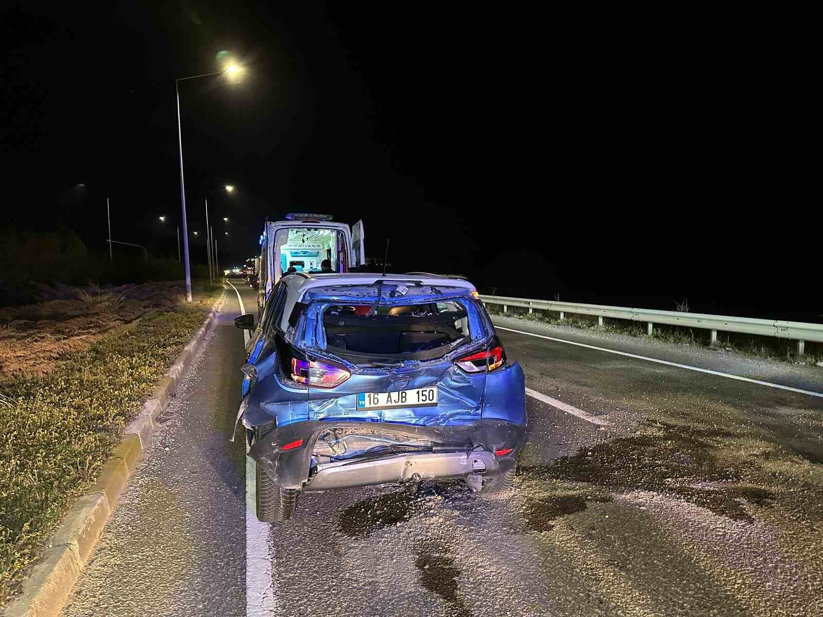 Uşak’ta tır ile otomobilin çarpışması sonucu aynı aileden 4 kişi yaralandı