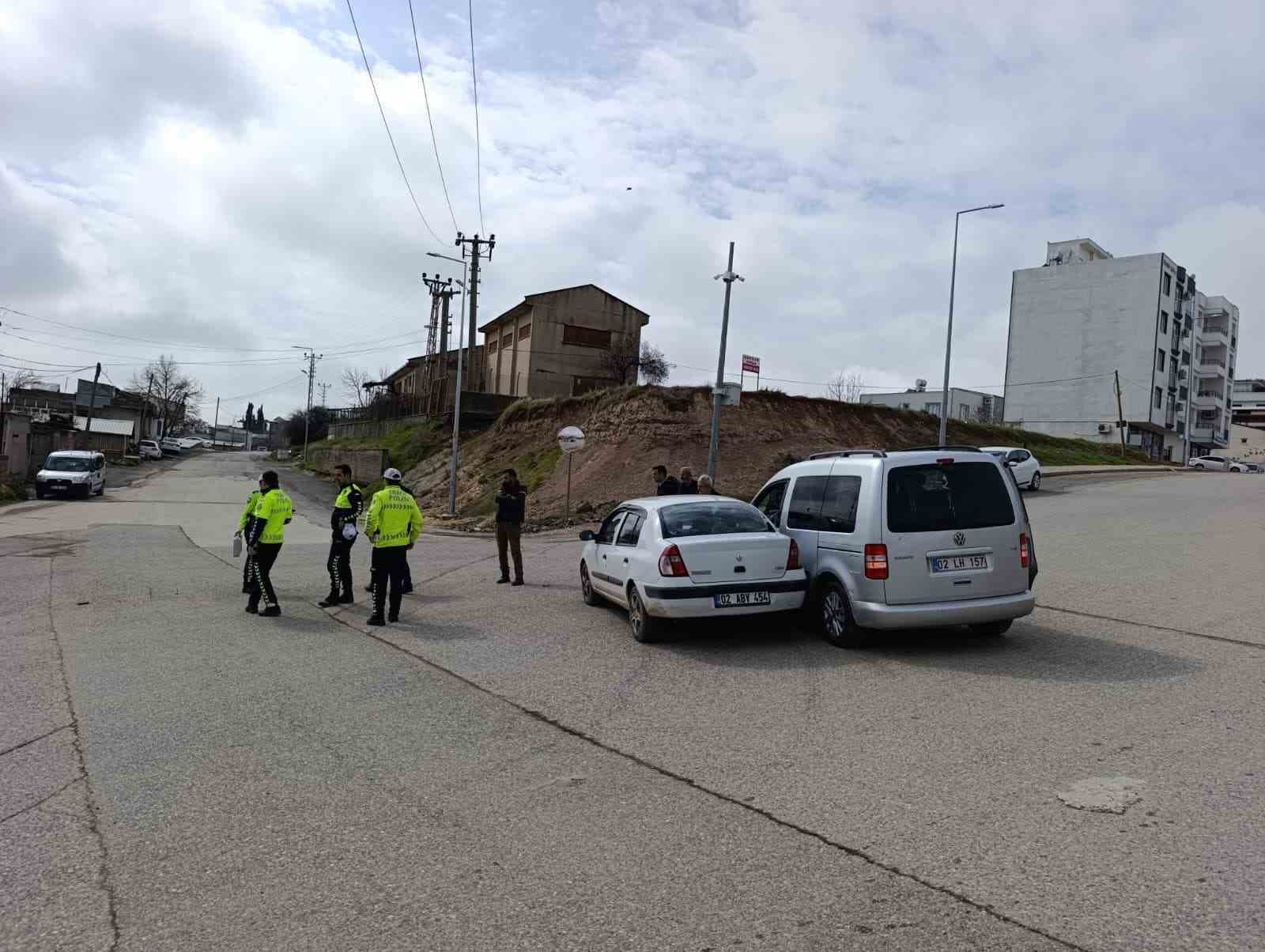 Hafif ticari araç ile otomobil çarpıştı: 1 yaralı