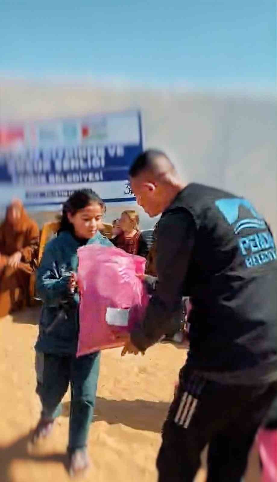 Pendik Belediyesi Gazze’de "Bayramlık Giydirme ve Çocuk Şenliği" düzenledi