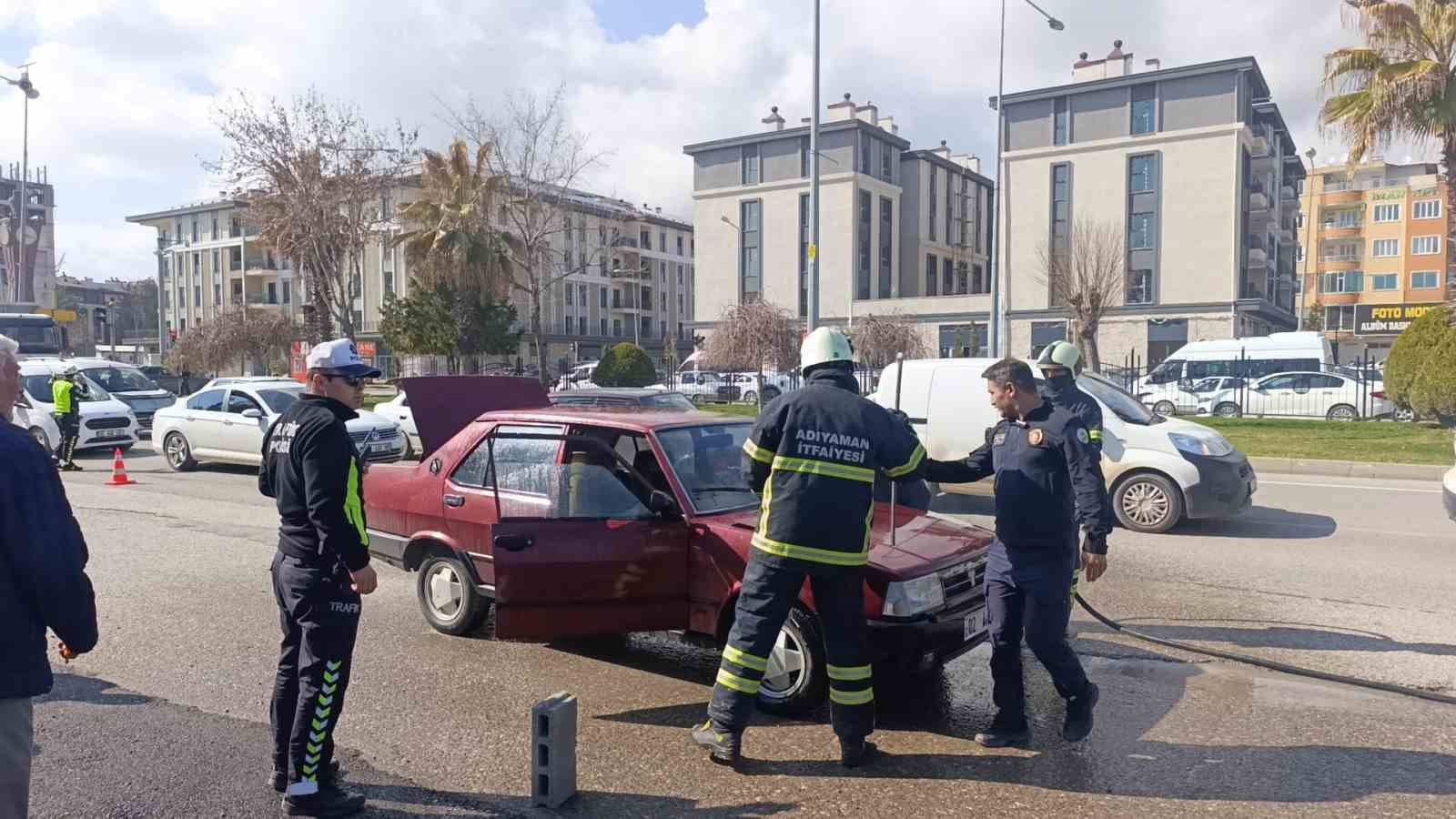 Seyir halindeki otomobil alev aldı