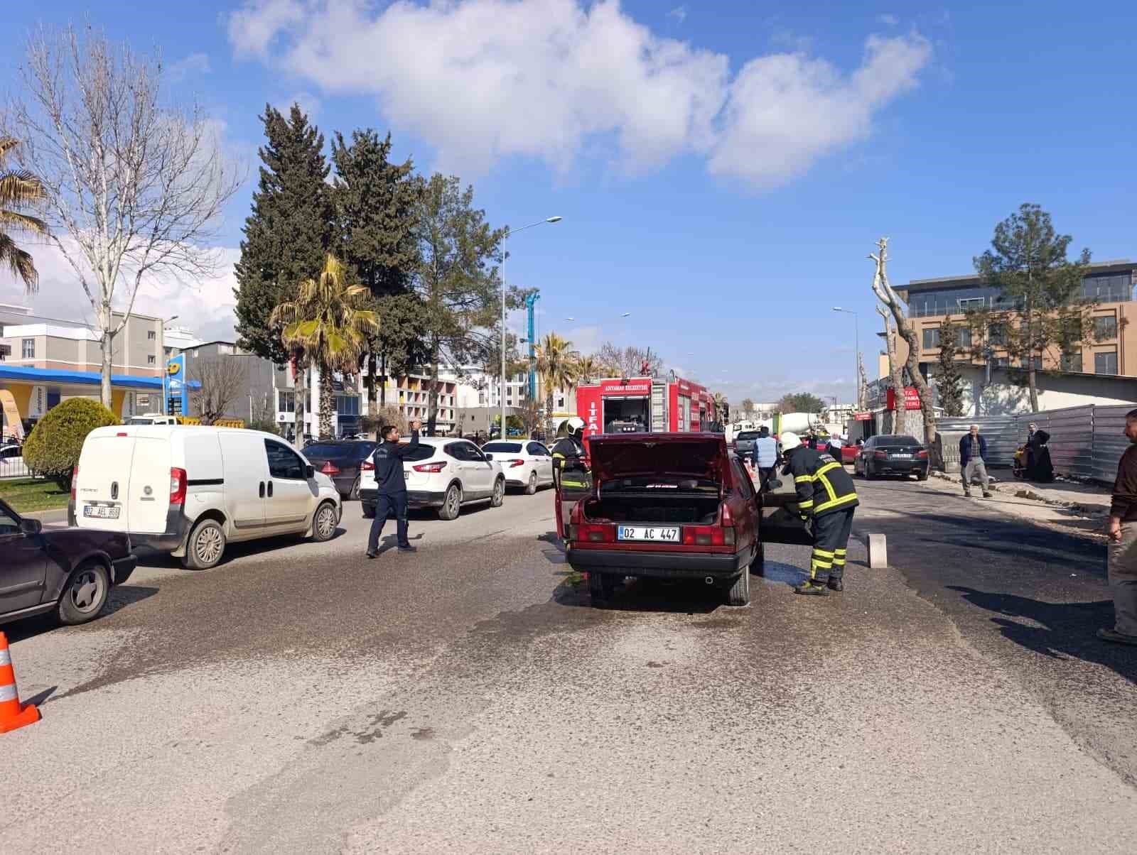 Seyir halindeki otomobil alev aldı