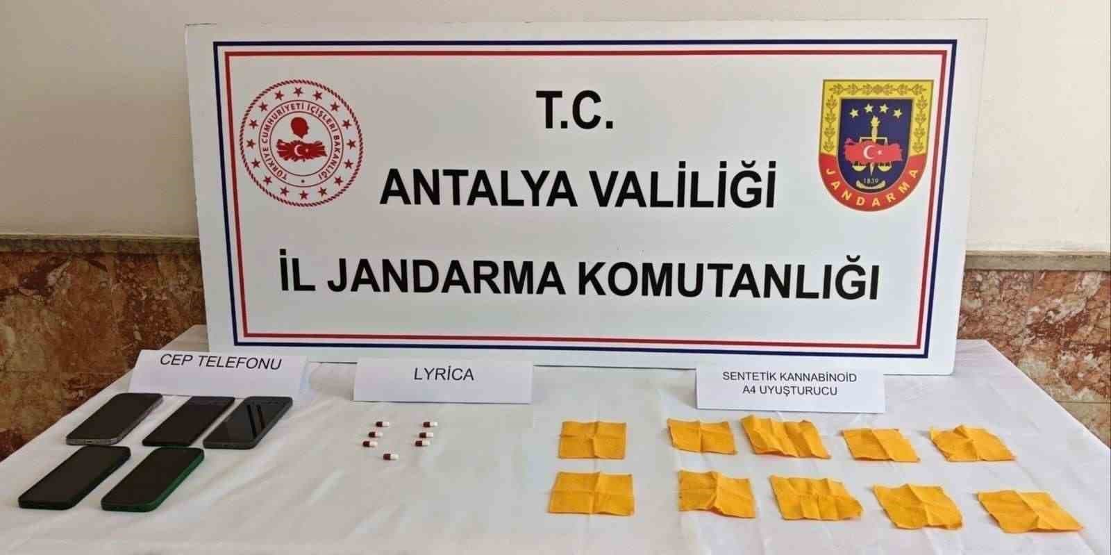 Elmalı’da durdurulan araçtan 4 bin kullanımlık uyuşturucu madde ele geçirildi