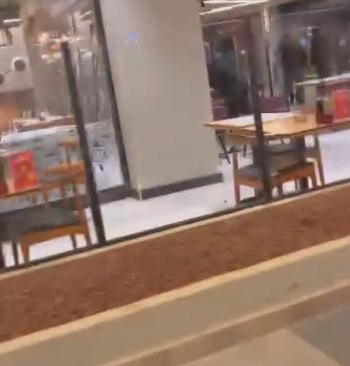 Restoran savaş alanına döndü, camlar ve çerçeveler indi