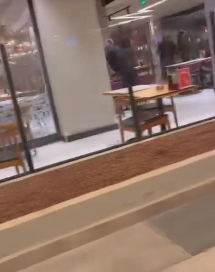 Restoran savaş alanına döndü, camlar ve çerçeveler indi