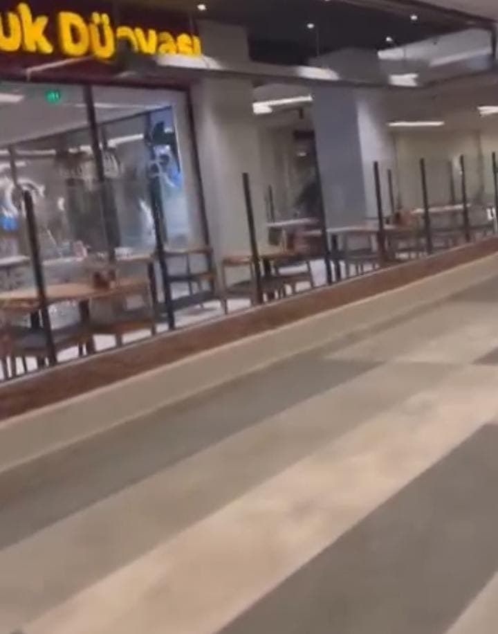 Restoran savaş alanına döndü, camlar ve çerçeveler indi